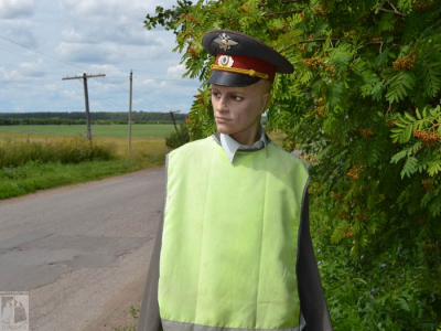 Улицы захаровского села охраняет манекен в форме полицейского